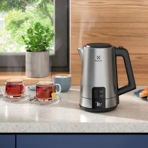 Pava electrica ELECTROLUX EEK50 2 lts. Ac.Inoxidable - Imagen 4